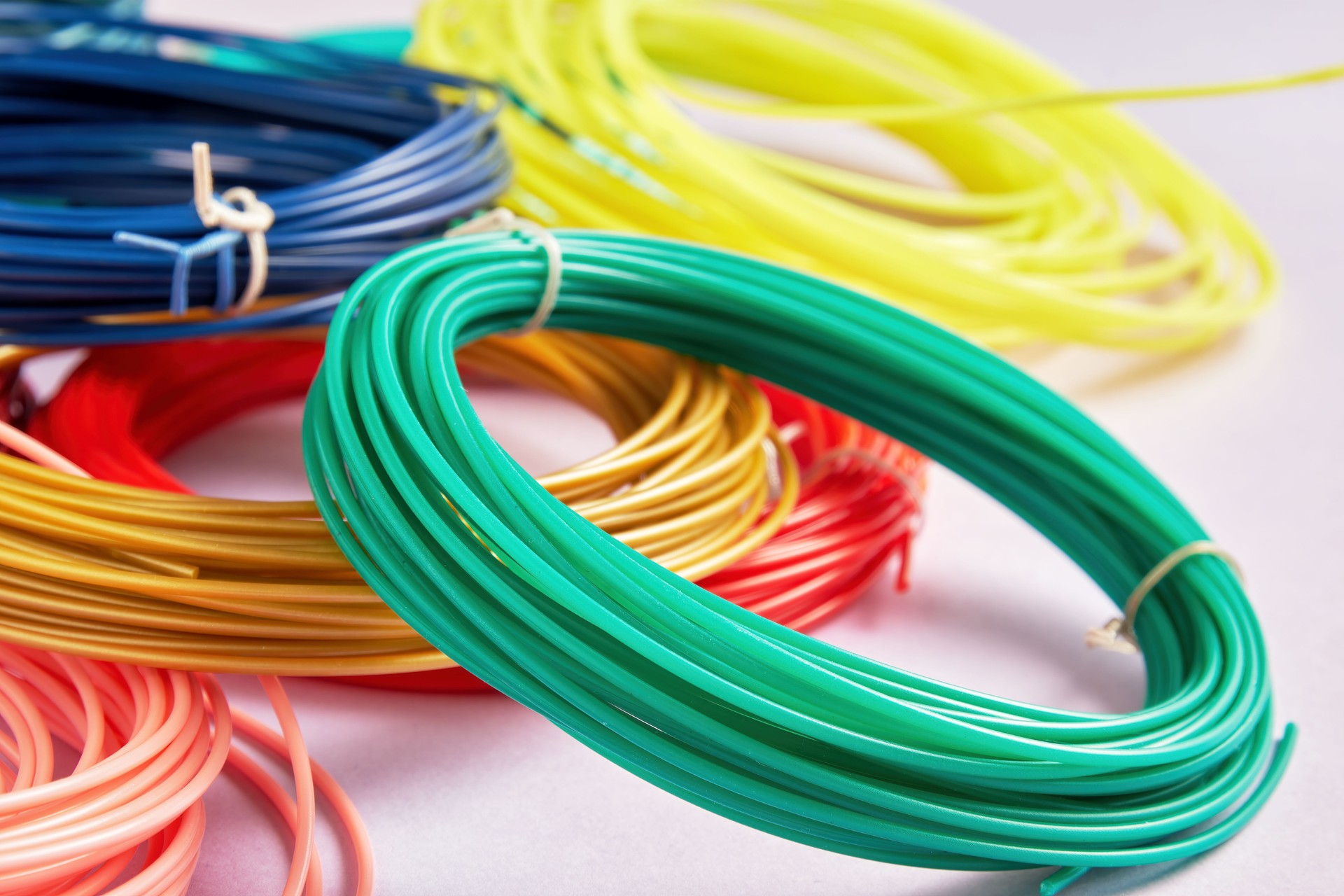 Eine Nahaufnahme von bunten 3D-Stift-Pla-Kunststoff-Drahtrollen